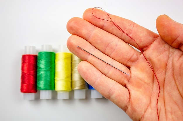 Рука с иглой и нитями